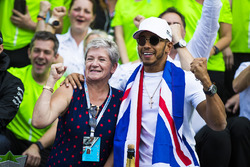 2017 Dünya Şampiyonu Lewis Hamilton, Mercedes AMG, Lewis Hamilton'ın annesi Carmen Lockhart ve takım
