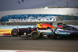Max Verstappen, Red Bull Racing RB12, en Nico Rosberg, Mercedes F1 W07 Hybrid