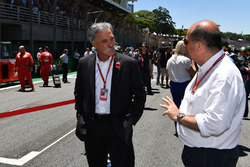 Chase Carey, CEO, Formula One Group ve Luca Colajanni, Formula One İletişim Sorumlusu