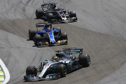 Льюис Хэмилтон, Mercedes AMG F1 W08, Паскаль Верляйн, Sauber C36, и Ромен Грожан, Haas F1 Team VF-17