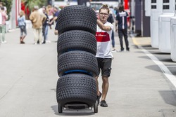 Механики Alfa Romeo Sauber и шины Pirelli