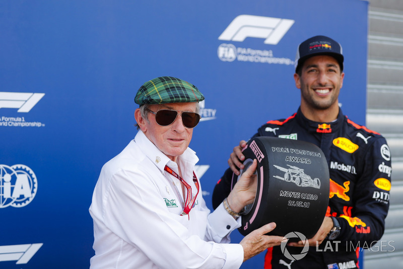 Daniel Ricciardo, Red Bull Racing, reçoit le trophée de la pole position des mains de Sir Jackie Stewart