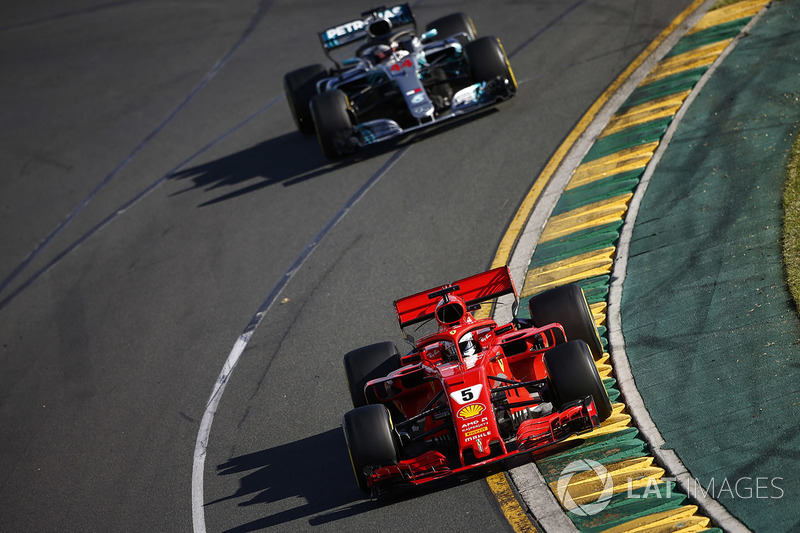 Sebastian Vettel, Ferrari SF71H, precede Lewis Hamilton, Mercedes AMG F1 W09