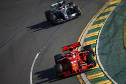 Себастьян Феттель, Ferrari SF71H, и Льюис Хэмилтон, Mercedes AMG F1 W09