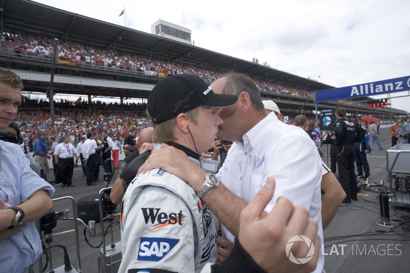 Ron Dennis, McLaren Mercedes ve Kimi Raikkonen, McLaren, yarıştan çekilmek hakkında koşunuyor