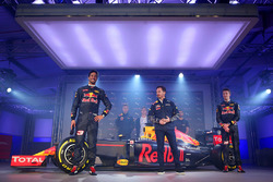 Daniel Ricciardo en Daniil Kvyat met de Red Bull Racing RB12 livery en Christian Horner, Red Bull Ra