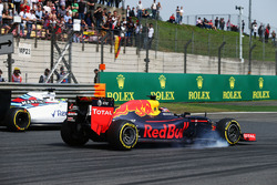 Daniil Kvyat, Red Bull Racing RB12, und Felipe Massa, Williams FW38, im Positionskampf