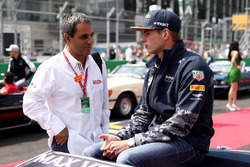 Max Verstappen, Red Bull Racing talks with Juan Pablo Montoya