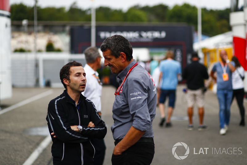 Nicolas Todt con Guenther Steiner, Team Principal della Haas