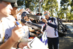 Robert Kubica, Williams Martini Racing, imza dağıtıyor