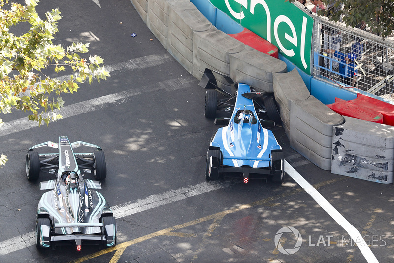 Nelson Piquet Jr., Jaguar Racing passes Nicolas Prost, Renault e.Dams