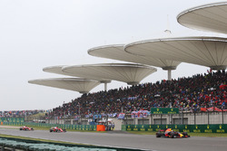 Daniel Ricciardo, Red Bull Racing RB13, leads Kimi Raikkonen, Ferrari SF70H and Sebastian Vettel, Fe