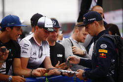 Max Verstappen, Red Bull Racing, firma autografi ai fan