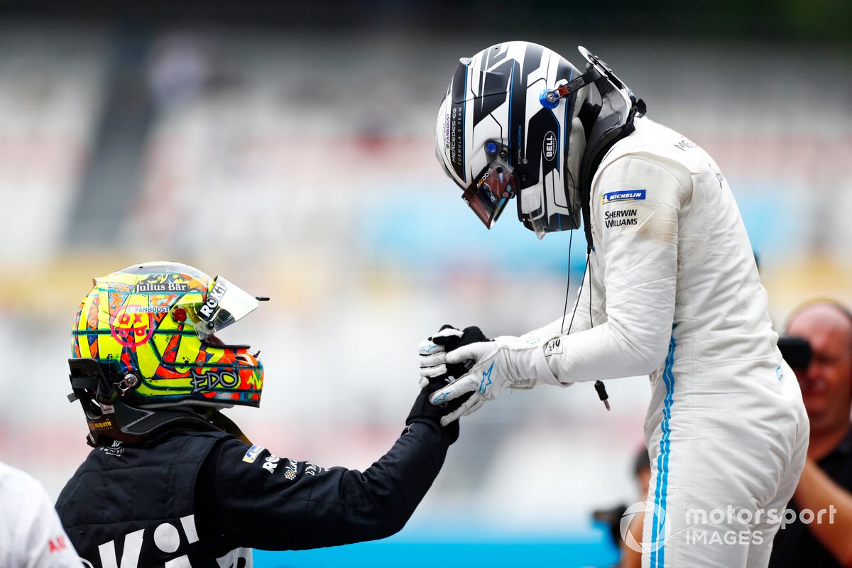 Edoardo Mortara, Venturi Racing, mengucapkan selamat kepada Stoffel Vandoorne, Mercedes-Benz EQ, usai menyegel gelar juara dunia FE 2021-2022