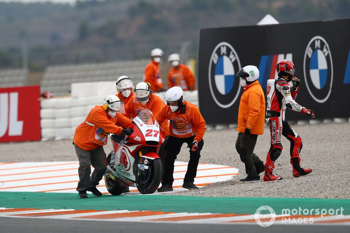 Pembalap Honda Team Asia asal Indonesia, Andi Farid Izdihar alias Andi Gilang, mengalami crash saat menjalani FP1 Moto2 Valencia 2020.