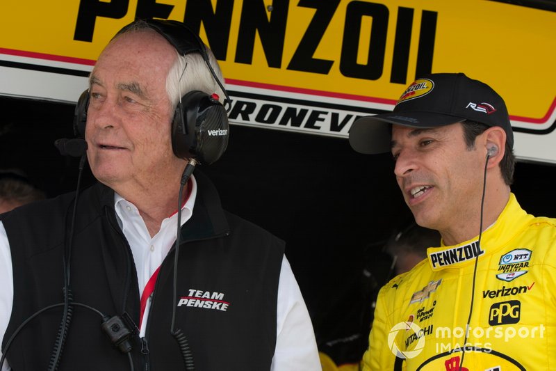 Helio Castroneves, Team Penske Chevrolet parle avec Roger Penske