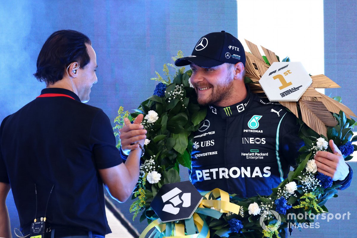 Felipe Massa congratulates Valtteri Bottas, Mercedes, 1st position, on the podium