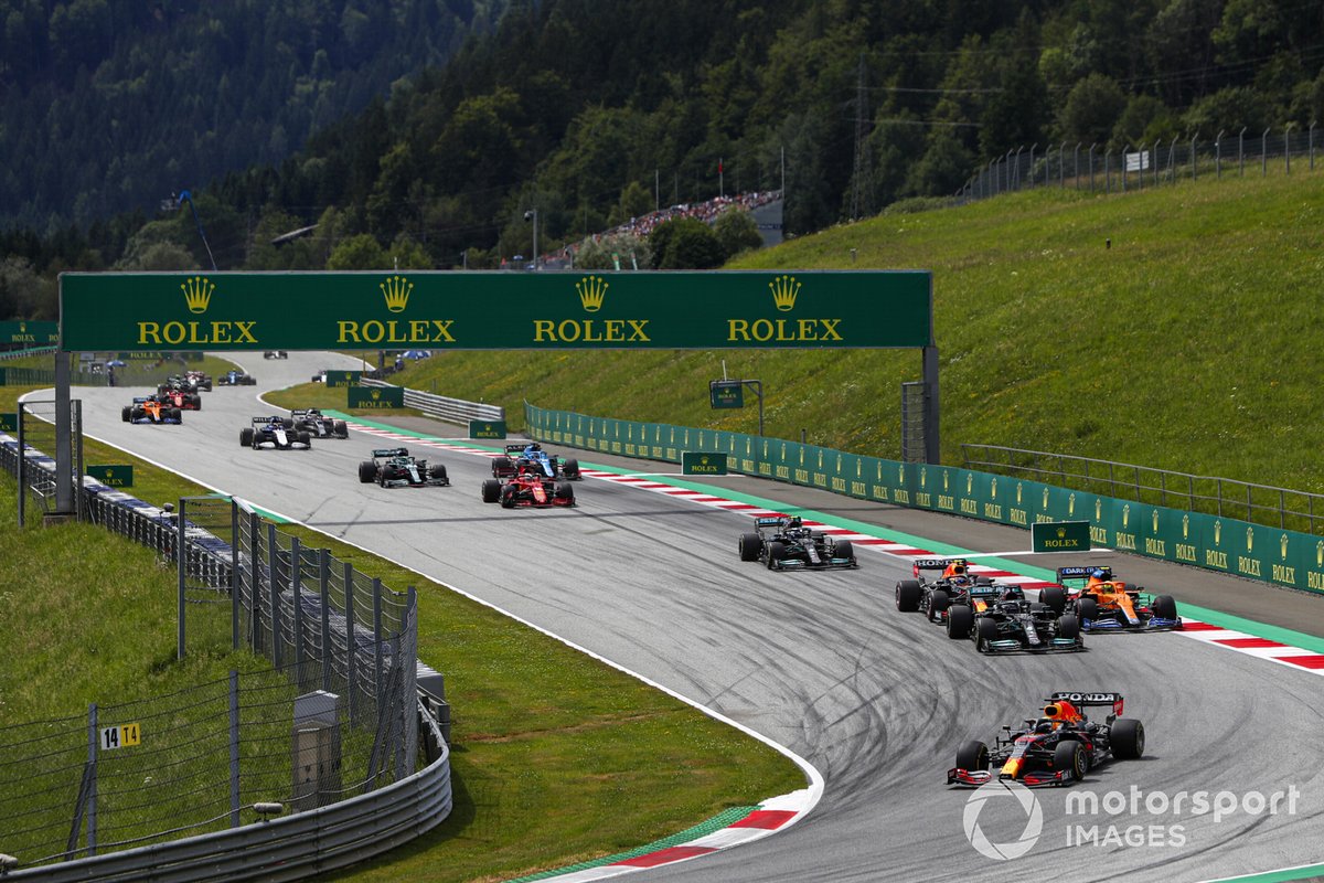 Max Verstappen, Red Bull Racing RB16B, Lewis Hamilton, Mercedes W12, Sergio Perez, Red Bull Racing RB16B, Lando Norris, McLaren MCL35M, Valtteri Bottas, Mercedes W12, and the rest of the field on the opening lap