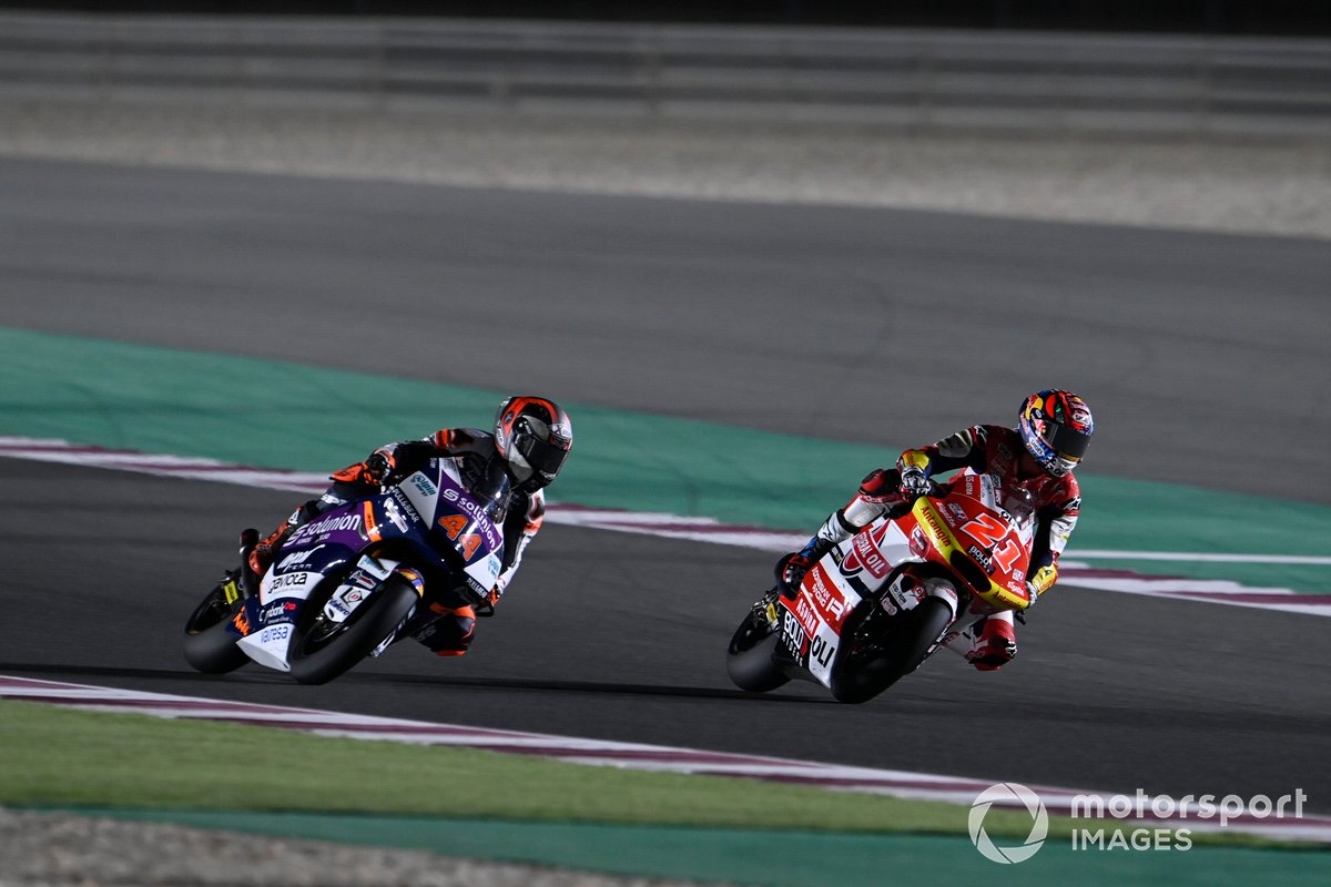 Fabio Di Giannantonio, Federal Oil Gresini Moto2 saat berduel dengan Aron Canet, Solunion Aspar Team di Moto2 Doha 2021