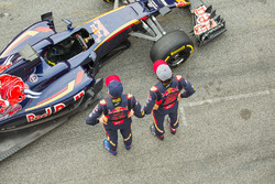 Max Verstappen, Scuderia Toro Rosso en teamgenoot Carlos Sainz Jr., Scuderia Toro Rosso met de Scude