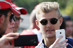 Marcus Ericsson, Sauber F1 Team, met fans