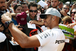 Lewis Hamilton, Mercedes AMG F1, met fans