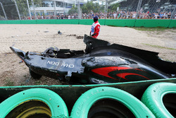 McLaren MP4-31 Фернандо Алонсо, McLaren прибрали з гравійної пастки після аварії
