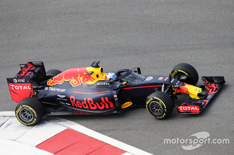 Daniel Ricciardo, Red Bull Racing RB12 met het Aeroscreen