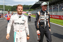 (Da sx a dx): Nico Rosberg, Mercedes AMG F1 con Nico Hulkenberg, Sahara Force India F1