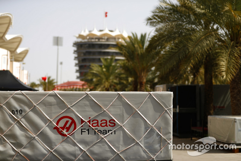Haas F1 Team-vracht in de paddock
