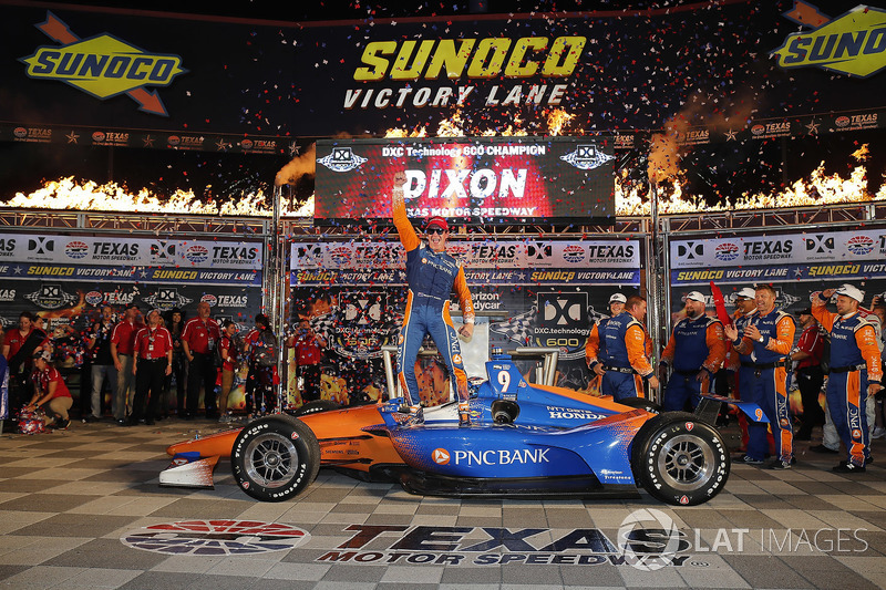 Scott Dixon, Chip Ganassi Racing Honda celebrates in victory lane