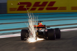 Daniel Ricciardo, Red Bull Racing RB13 kıvılcımlar