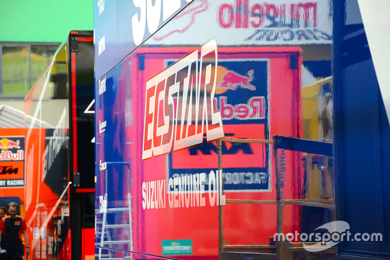 Paddock atmosphere