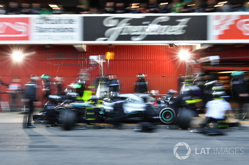 Lewis Hamilton, Mercedes-AMG F1 W09 pit stop