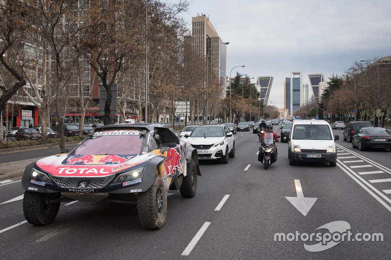 Carlos Sainz, Lucas Cruz, Peugeot Sport in the streets of Madrid