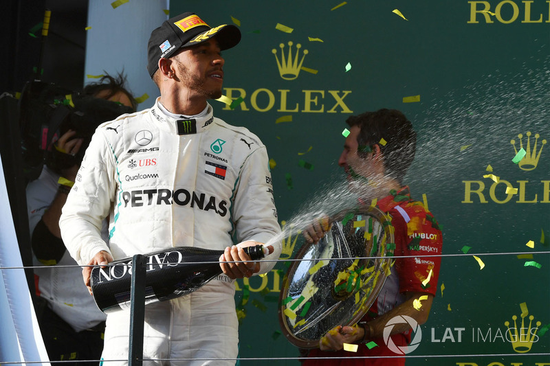 Lewis Hamilton, Mercedes-AMG F1 festeggia sul podio con lo champagne