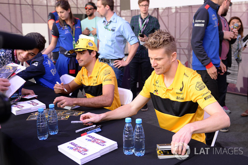 Carlos Sainz Jr., Renault Sport F1 Team y Nico Hulkenberg, Renault Sport F1 Team firman autógrafos