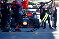 Daniel Ricciardo, Red Bull Racing RB14 Tag Heuer, pitte