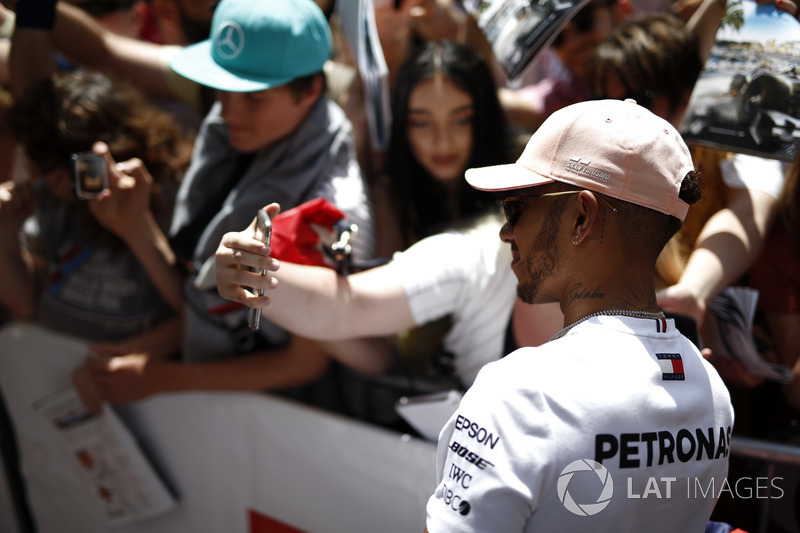Lewis Hamilton, Mercedes-AMG F1 signe des autographes