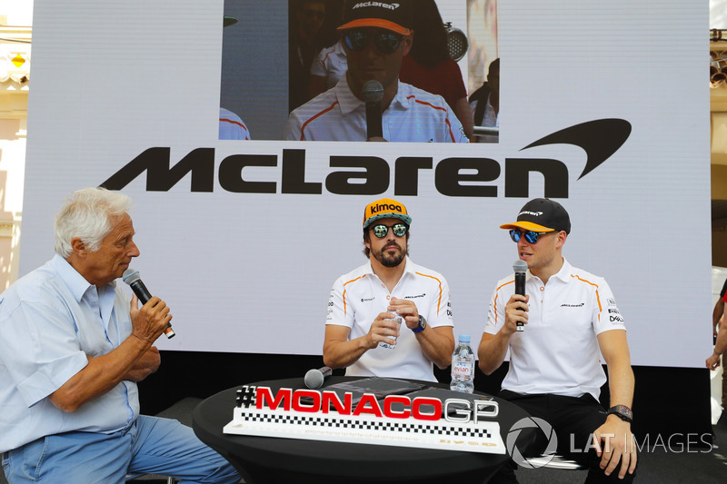 Bob Constanduros discute avec Stoffel Vandoorne, McLaren, et Fernando Alonso, McLaren