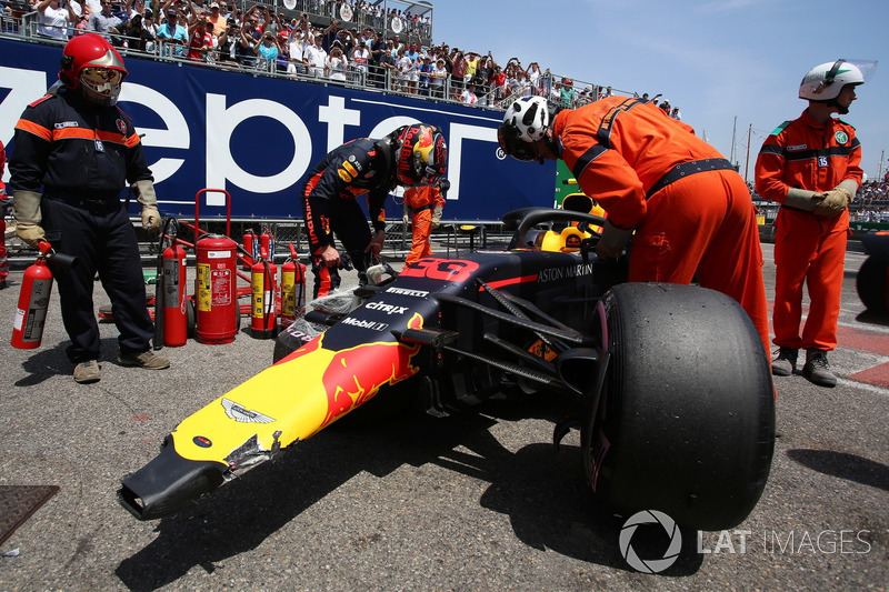 Max Verstappen, Red Bull Racing RB14 regarde sa voiture endommagée