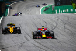 Daniel Ricciardo, Red Bull Racing RB13 ve Carlos Sainz Jr., Renault Sport F1 Team RS17