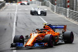 Stoffel Vandoorne, McLaren MCL33, leads Sergey Sirotkin, Williams FW41
