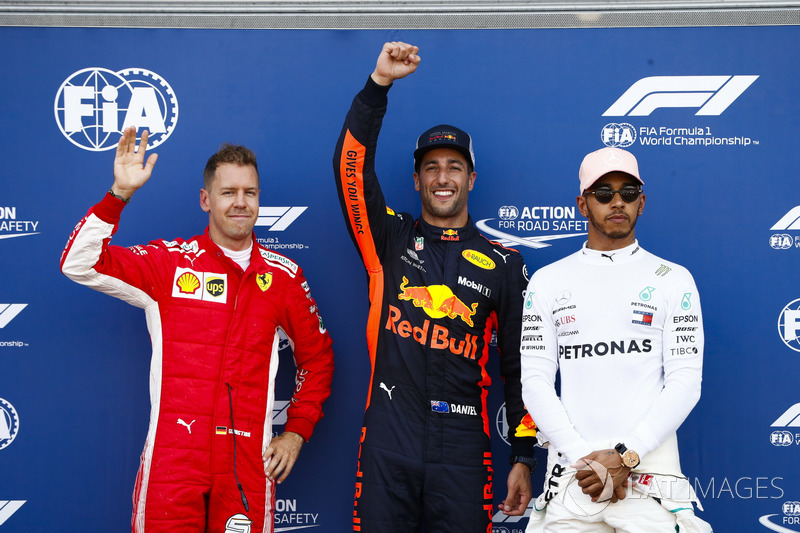 Daniel Ricciardo, Red Bull Racing, fête sa pole position entre Sebastian Vettel, Ferrari, et Lewis Hamilton, Mercedes AMG F1