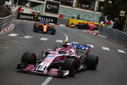 Естебан Окон, Force India VJM11, попереду Фернандо Алонсо, McLaren MCL33
