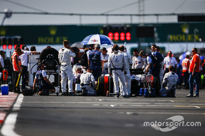 Інженери біля боліда Williams FW41 Сергія Сироткіна