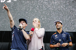 Макс Ферстаппен, Red Bull, та Даніель Ріккардо, Red Bull Racing, на сцені Ф1