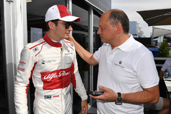 Charles Leclerc, Sauber festeggia con Frederic Vasseur, Sauber, Team Principal
