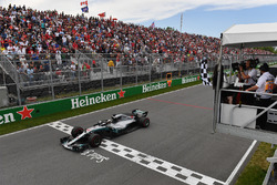 Lewis Hamilton, Mercedes-AMG F1 W09 Winnie Harlow, agita la bandera a cuadros