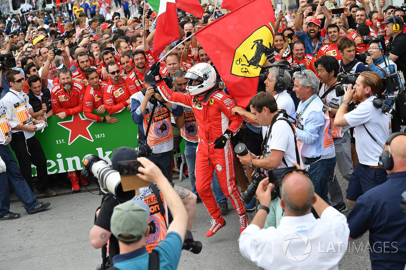 Yarış galibi Sebastian Vettel, Ferrari, parc ferme